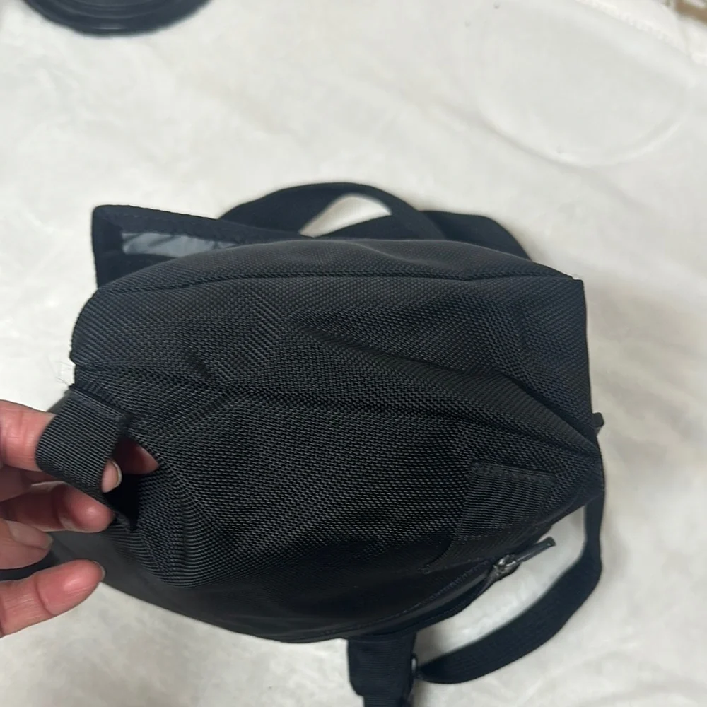 Compact Black Messenger Bag with Durable Fabric